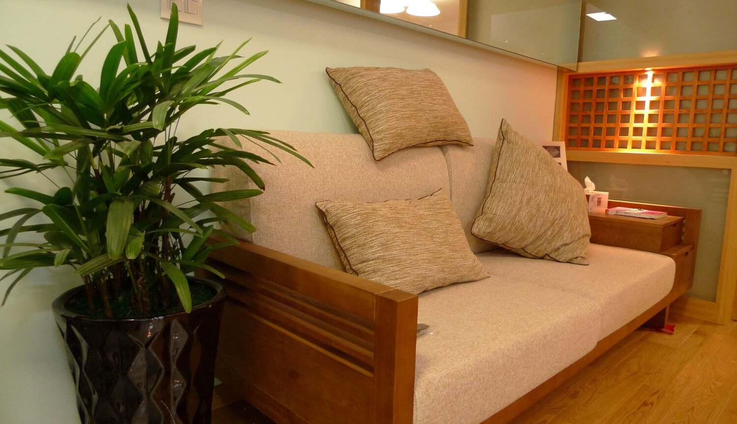 实木材质的客厅沙发效果图