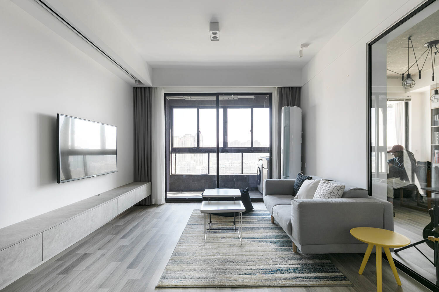 中性灰的沙发设计、双层的阳台设计、搭配着暗木色的地板