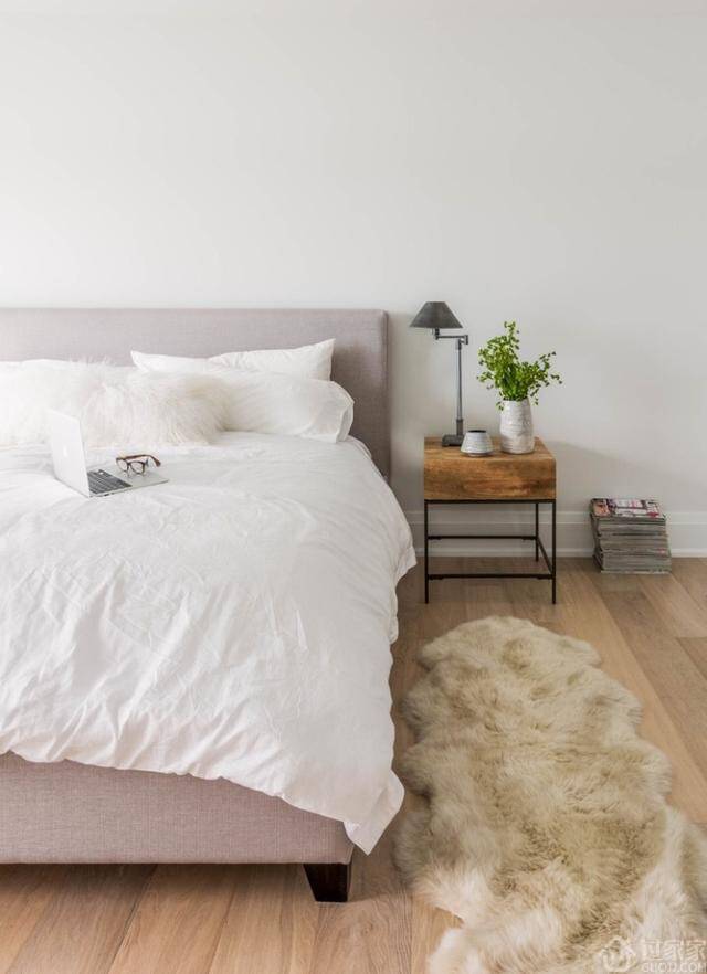 脏粉色的床铺让房间显得温暖干净，加上实木的床头柜，自然和谐