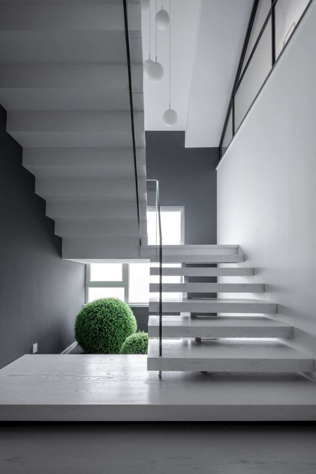 設計師在復式樓裝修設計上，室內用樓梯連接上下兩層，并且直觀的體現出玄關與室內空間的區別