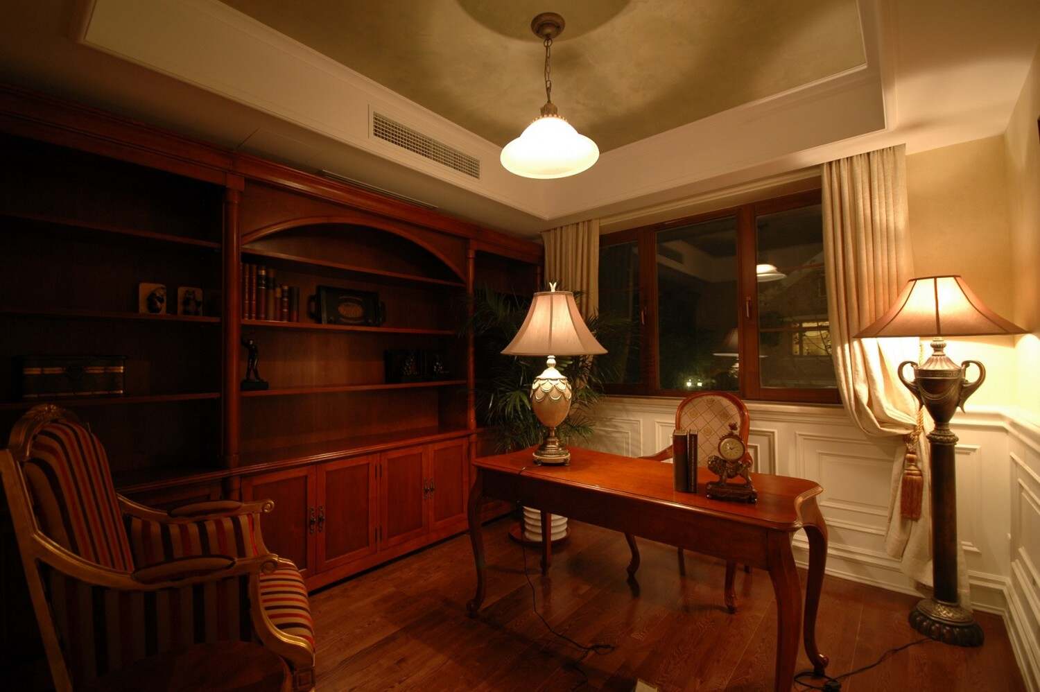 整体风格采用红木家具，书柜、办公桌、地板，房顶有吊灯。不要发出太亮的光。以保证这新古典风格。