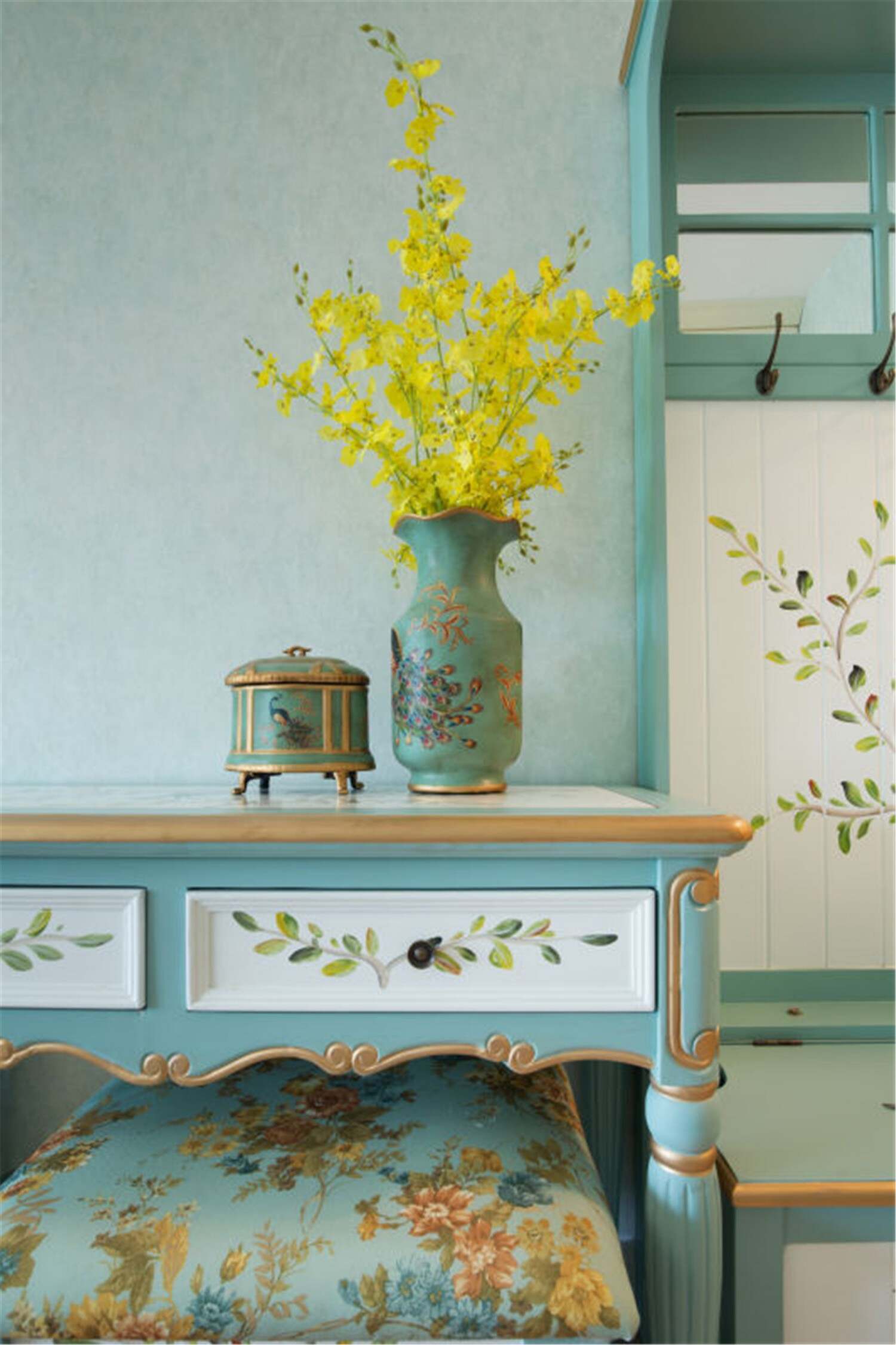 与床头板一致花纹的柜子、花瓶和香薰盒，整个房间的一致性让田园也清新整洁。配上嫩黄色的小花，整个房间如沐春风。