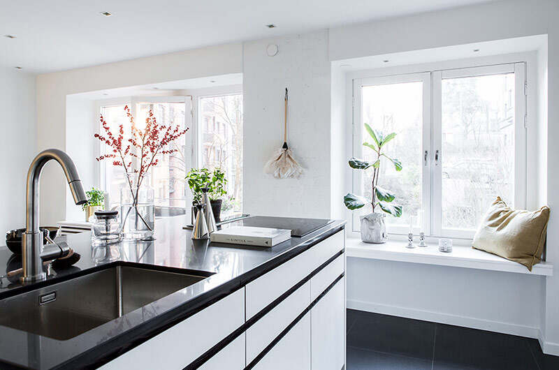 开放式厨房侧边有一个小飘窗，装饰植物既美观又有一定的净化空气作用