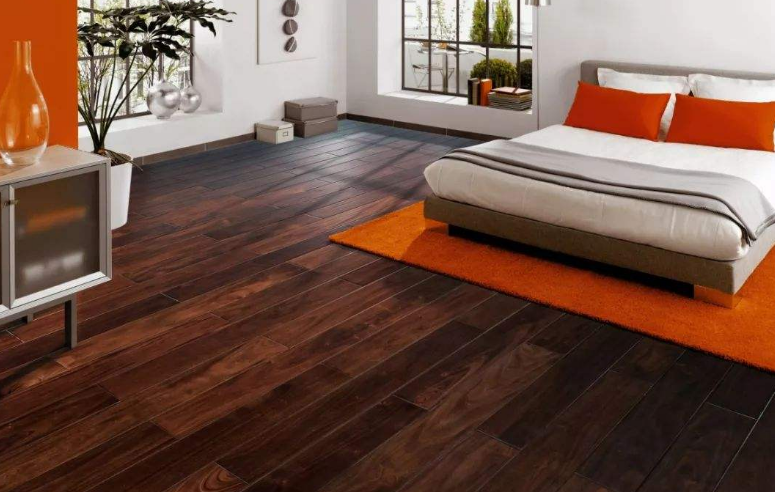 卧室装修木地板和瓷砖哪个好 实木地板有甲醛成分吗