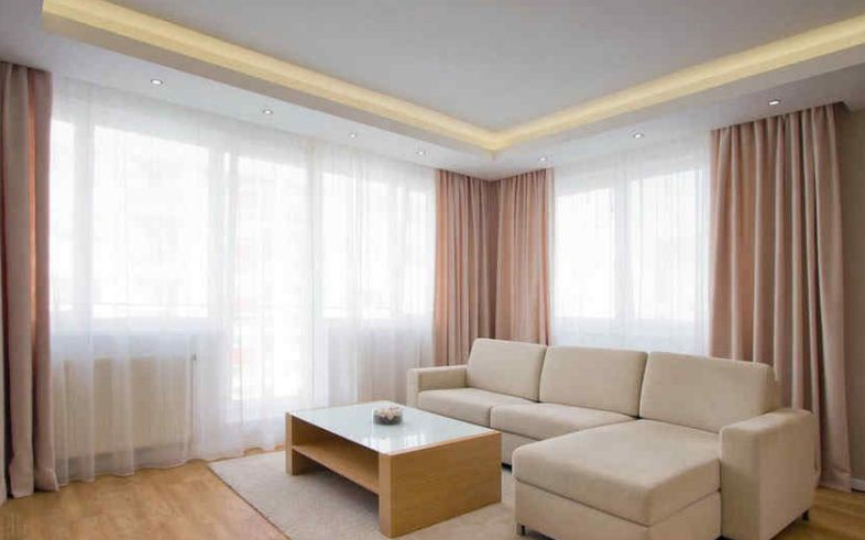 客厅窗帘颜色搭配技巧如何应用 客厅适合什么款式的窗帘