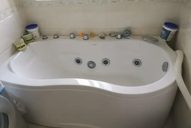 怎样选择浴缸款式材料 怎样选择浴缸尺寸形状