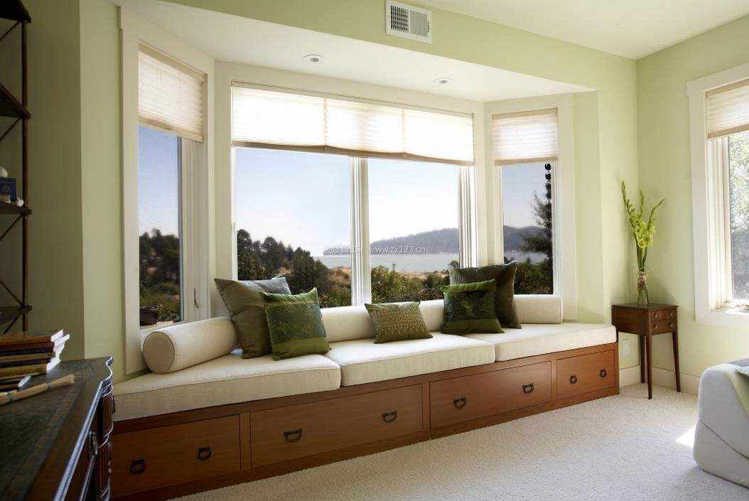 客厅自带飘窗要怎么设计   装修客厅有哪些注意事项