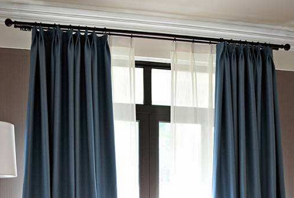 挂窗帘的方法有哪些  更经济实用窗帘的悬挂方法