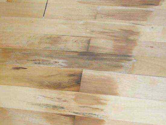 木地板也有致命的缺点  你们家里有碰到吗？