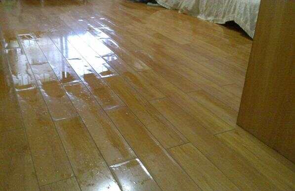 地板遭到泡水后该怎么办  遭泡水后翘起来怎么修补