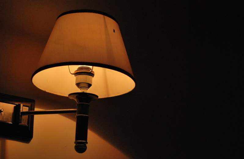 床头灯可以用哪种类型的灯具  床头灯怎么挑选
