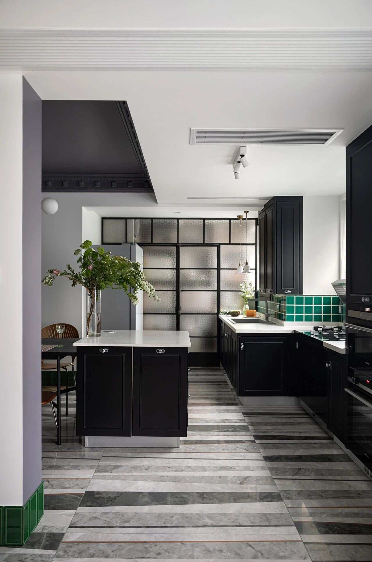 　厨房天花板颜色可以使用比较明亮的，护墙板和地面选择暗色系，这样整体给人的感觉比较稳定。厨房向北，就选择暖色系来提高室内温感，厨房朝东南，宜采用冷色系达到凉爽的效果