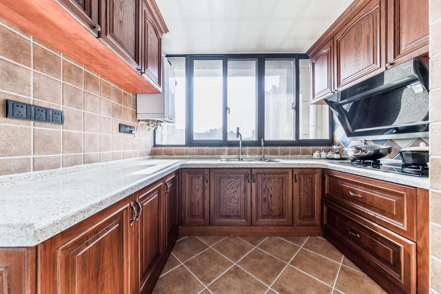 绚丽多彩现代美式130平三居装修厨房效果图