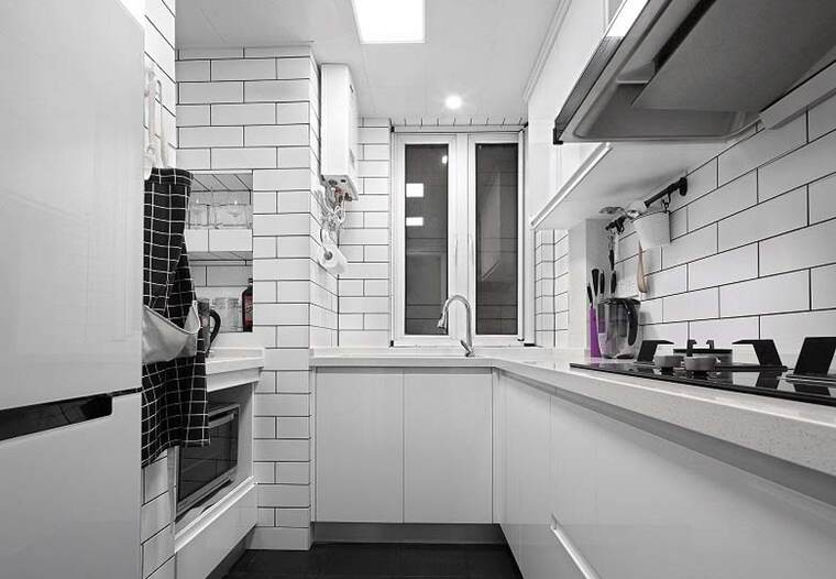 厨房操作功能齐全，白色墙砖特色而自然