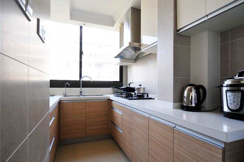 实木的橱柜、瓷砖风格的厨房设计图