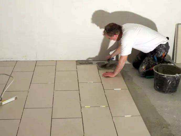 铺完地砖多久可以踩   地板铺完应该怎么保护