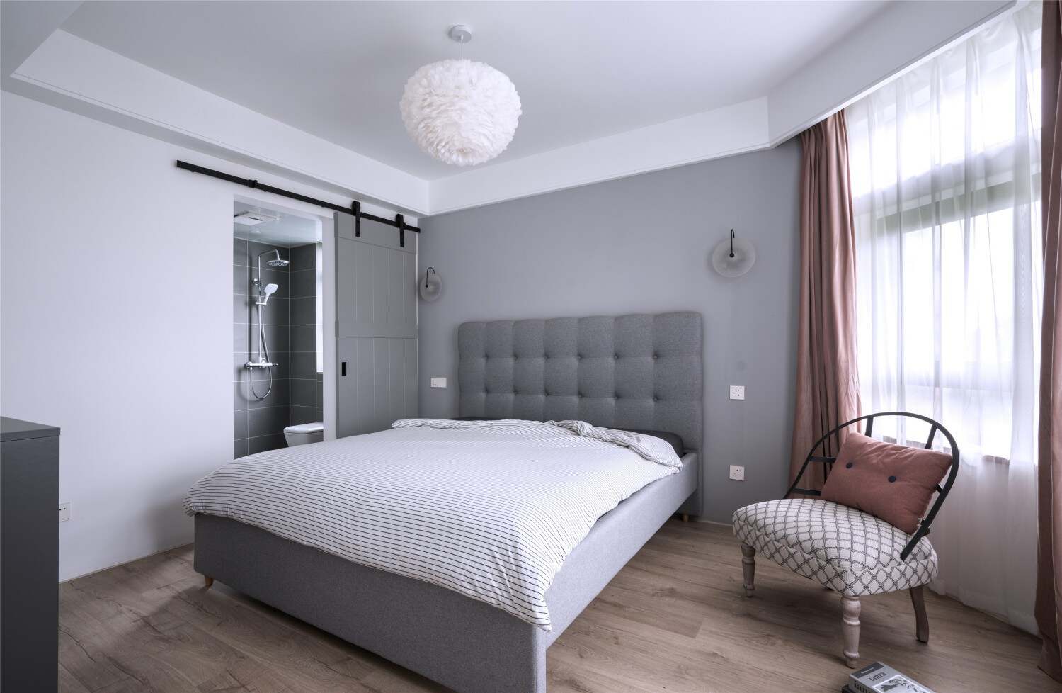 110平米灰色卧室整体极简装修北欧风，整体卫生间也是用的灰色瓷砖贴瓷，显得非常简单又大气。