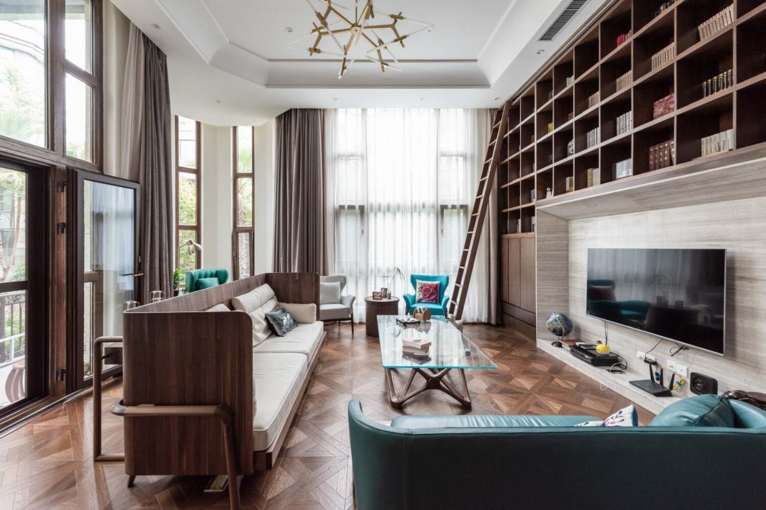 客厅的空间很宽敞，家具的选择并不完全是古风的中式风格，而是选择了比较现代的皮质沙发作为主要的家具。