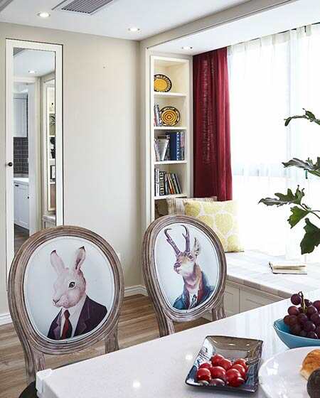 餐厅的椅子首先吸引人们的眼球，一个兔头一个鹿头。很卡通的样子欧式风格的装饰样子。