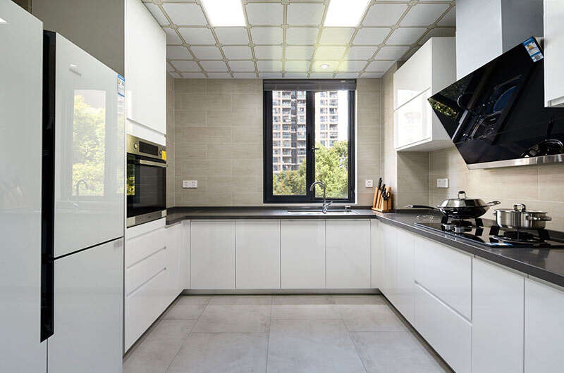 寬敞明亮的廚房設計圖