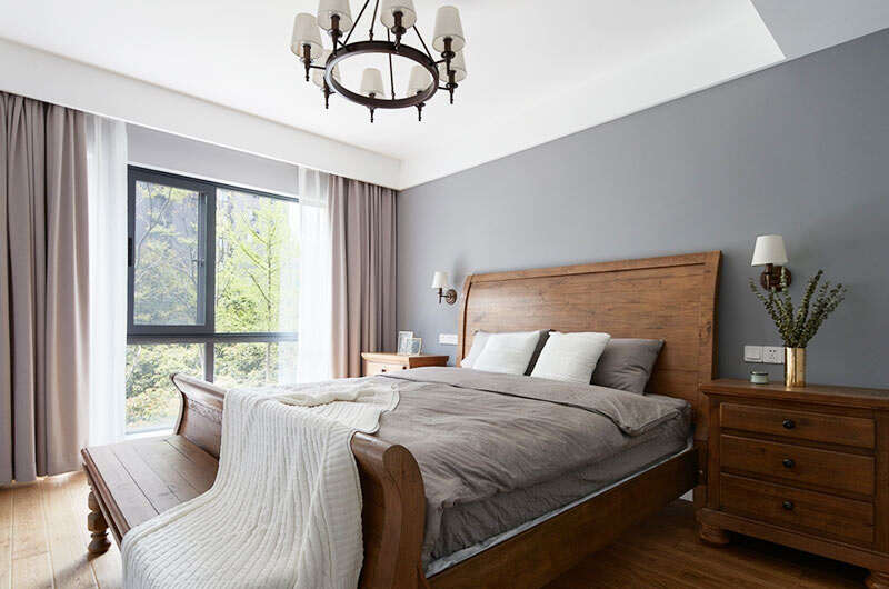 木色的床头设计、灰色雅致的床品、欧式的吊顶灯设计