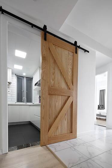 木质的厨房门是否能配洁白的墙壁