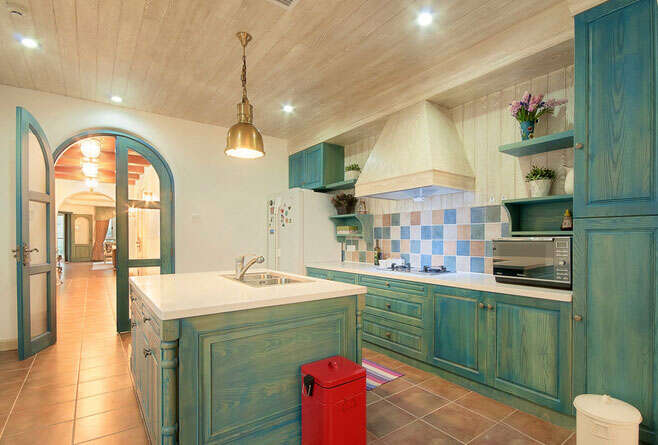 开放式厨房设计，蓝白色橱柜蓝色，显得厨房格外的环保。一张大大的吧台设计既可以当做餐桌也可以是休息区。
