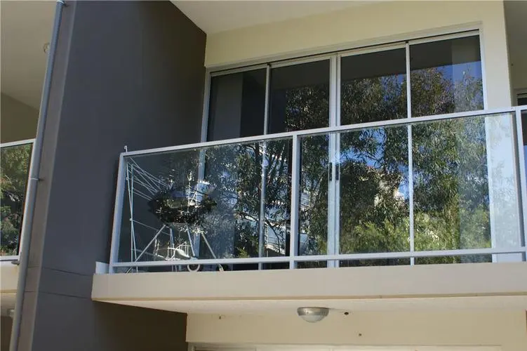 玻璃护栏封阳台的安全防护功能和重要性