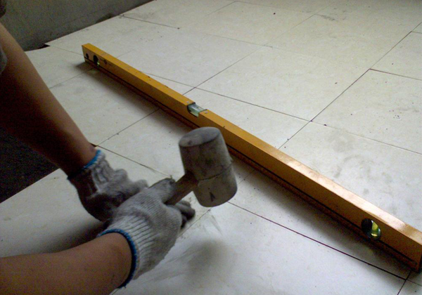 贴地板砖允许偏差吗 地板砖铺贴的留缝与勾缝