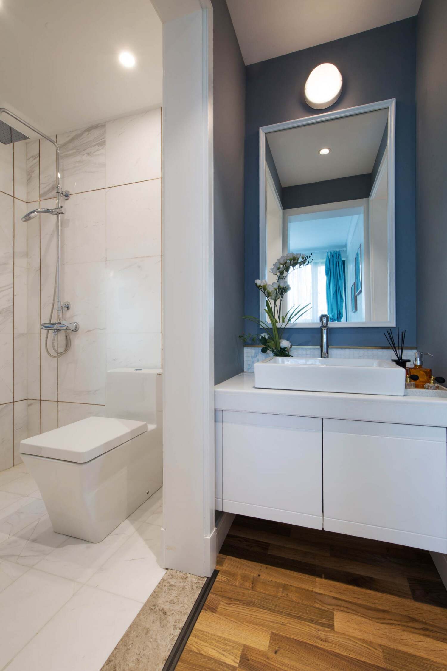 现代风格的卫生间装设，把卫生间跟洗手池很好的分离开来，做到了干湿分离，选取的洁具都是白色的使人看上去会很干净。