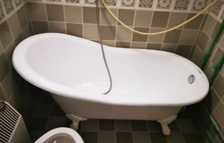 卫生间安装浴缸有哪些步骤 怎样安装浴缸正确