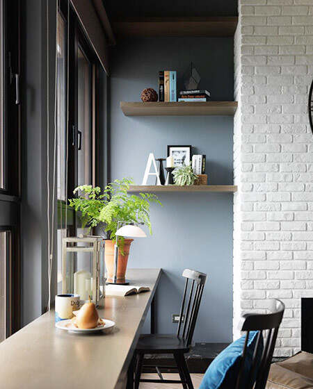 灰蓝色的墙面有效区分了空间，整体空间显得清新自然