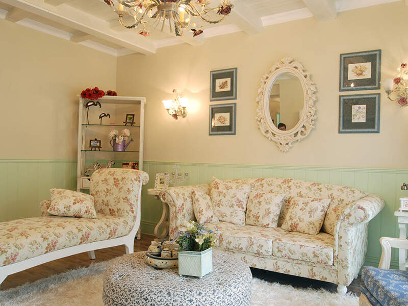 客厅明亮通透，田园特色明显，布艺沙发和茶几细节精致
