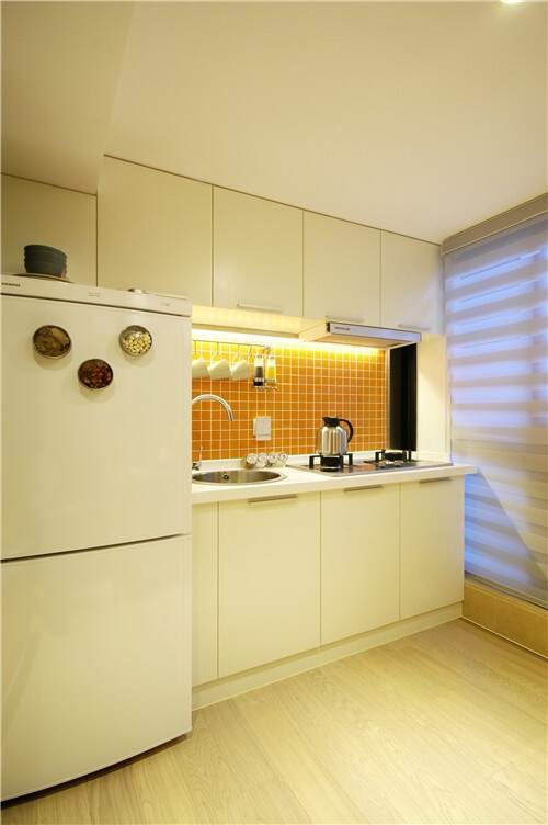 现代简约厨房白色橱柜装修效果图