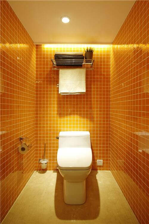卫生间的设计采用的非常亮眼的橙色马赛克瓷砖一小块一小块的分隔起来，很少见的装修，非常的个性化。