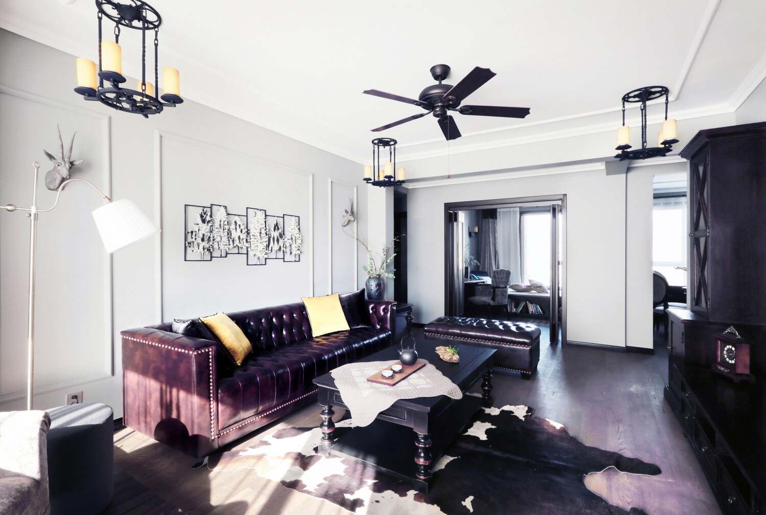 优雅紫色作为沙发的颜色，当太阳照映在沙发上面时闲的格外迷人。黑色吊扇很大气比普通白色的要装饰效果好。
