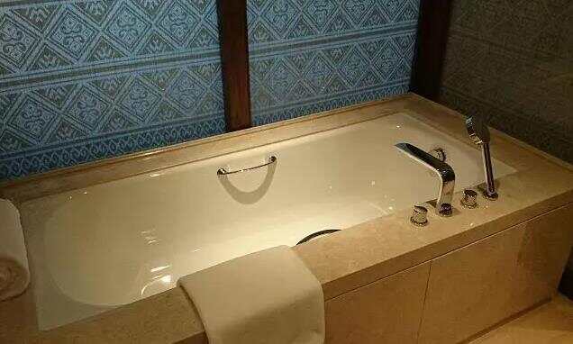 卫生间装修设计浴缸有哪些安装标准 浴缸怎样做好维修