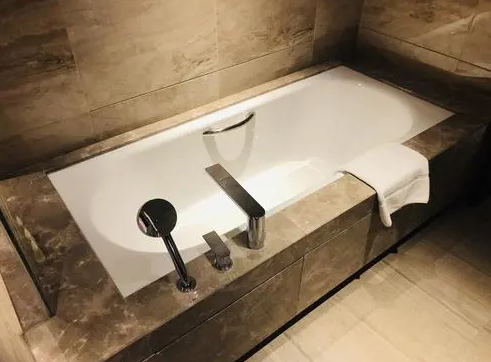 半嵌入式浴缸安装方法复杂吗
