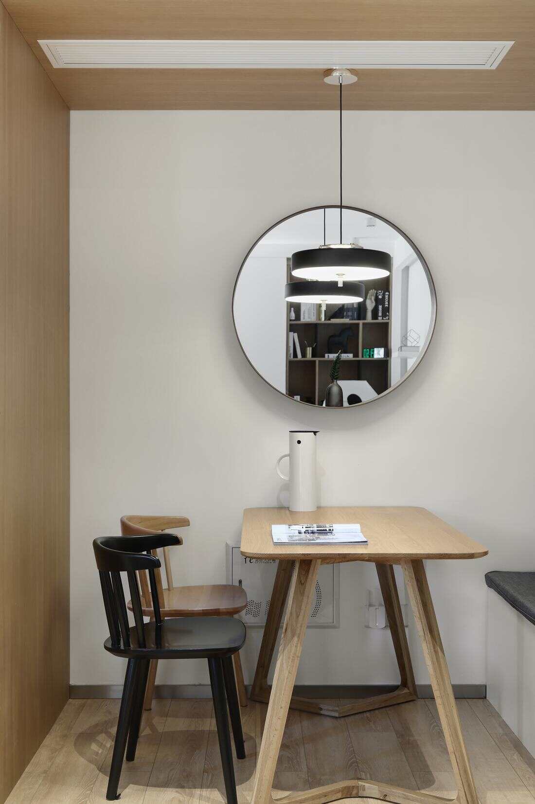 餐桌上方的圆镜为整体空间扩容，并且带来了一丝日式风格的效果