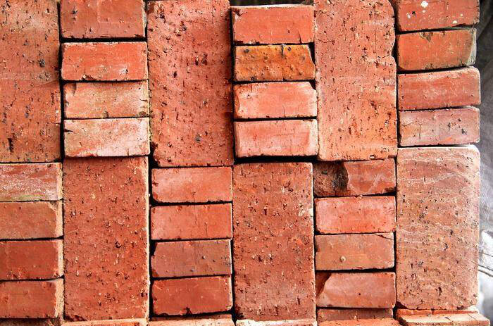 红砖和水泥砖哪个比较好？红砖和水泥砖各自有什么特点？
