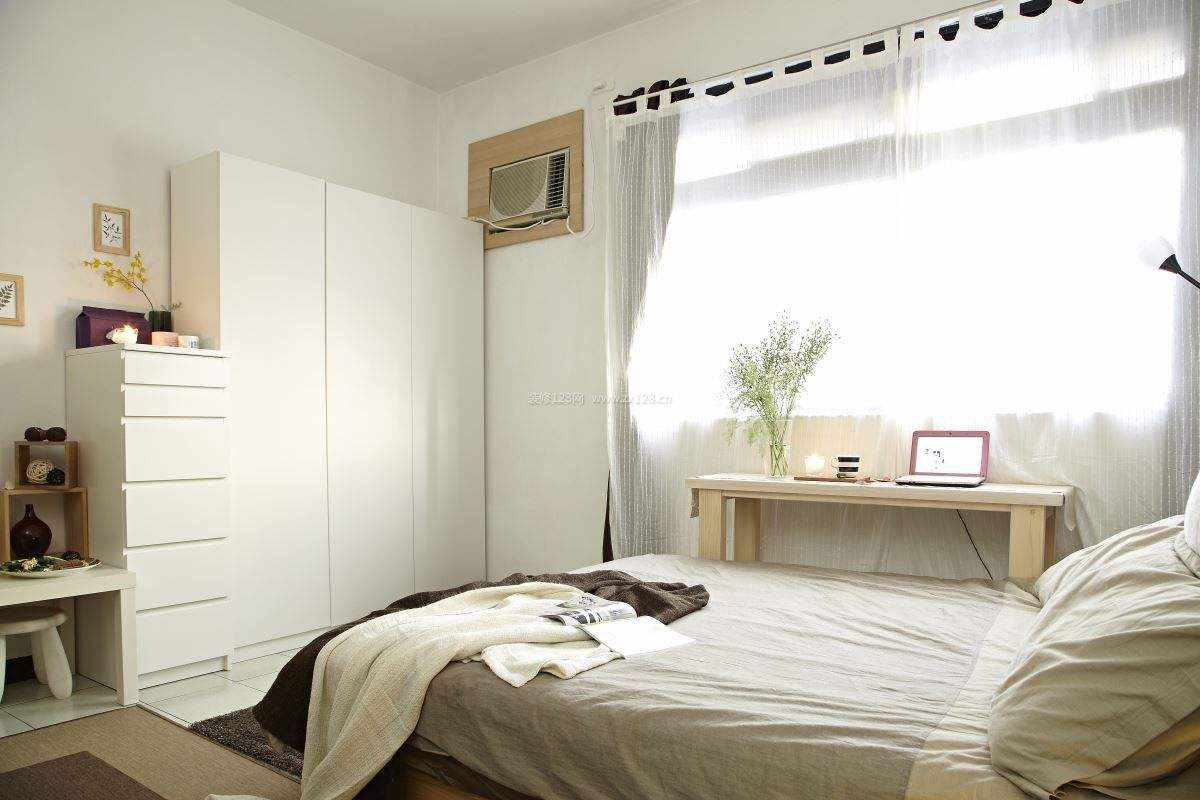 长卧室装修怎么摆家具显得宽敞整洁