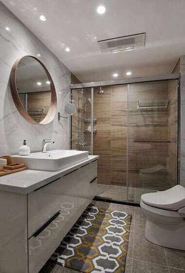 卫生间里不规则镜子的使用，让整个房间充满了设计感