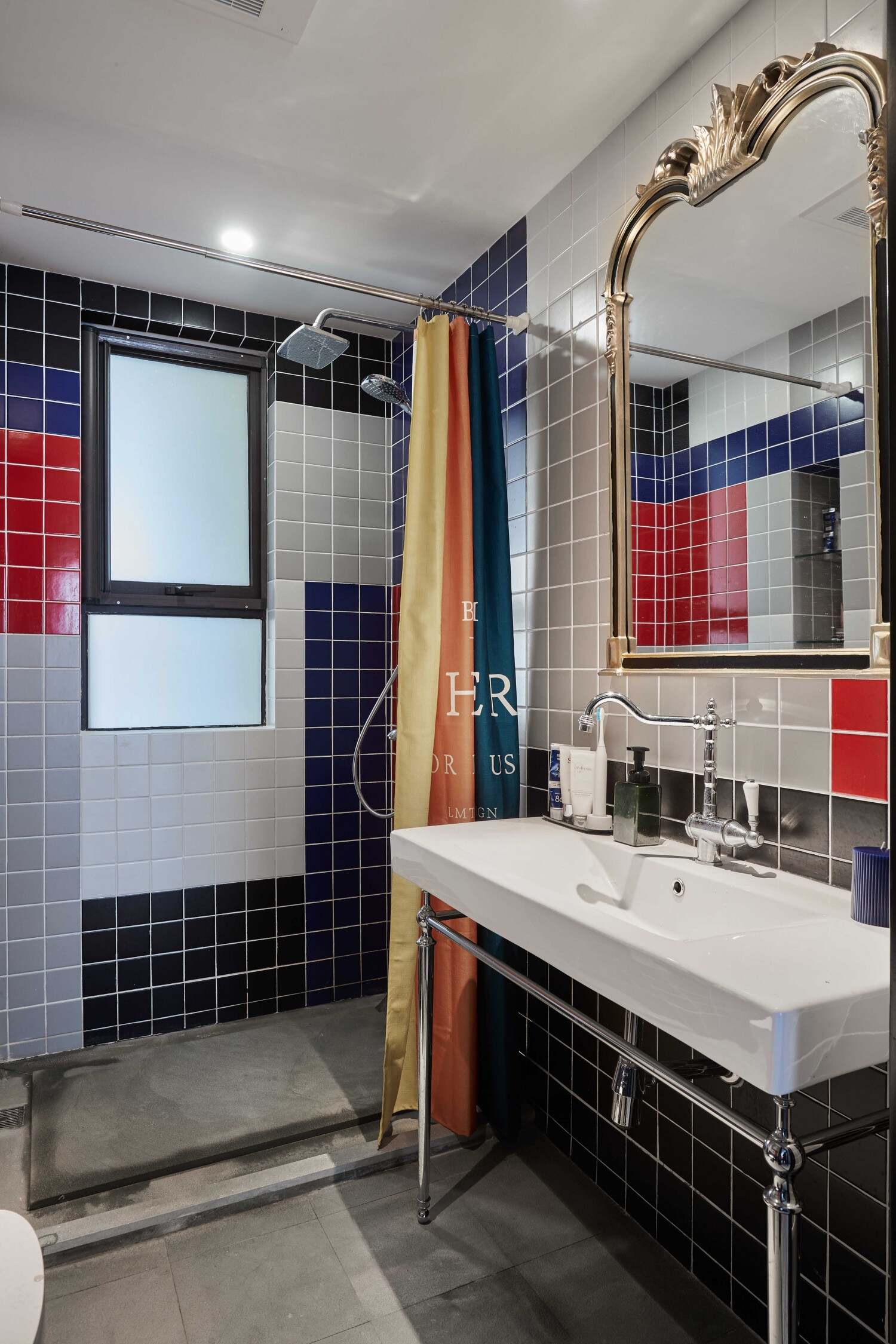 卫生间虽然一就是用的瓷砖，但是此瓷砖非彼瓷砖，真爱是白色，浅蓝色，红色，蓝色等众多颜色组成的一种缤纷卫生间。