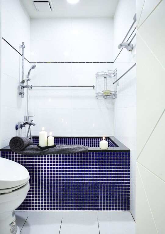 蓝白色瓷砖简约卫生间浴池设计