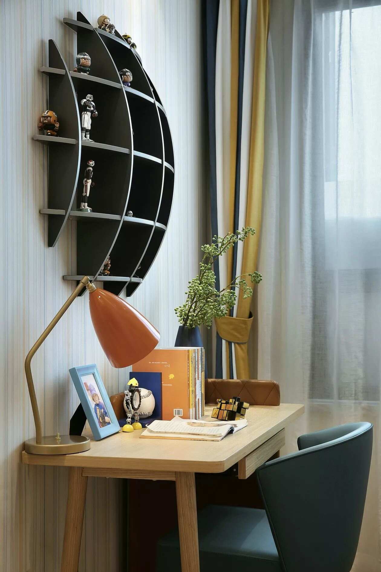 现代轻奢风一居室装修原木书桌设计图