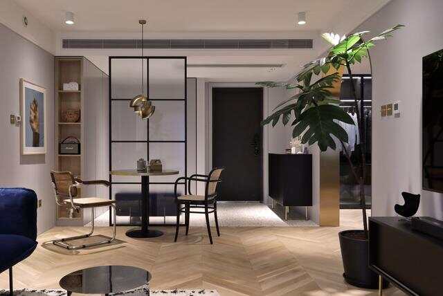 北京小夫妻100 m²坐拥3个衣帽间，4项功能客厅，竟然连水槽都是黄铜的！